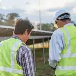 Engenheiro com pessoal trabalhando para monitoramento de usinas fotovoltaicas